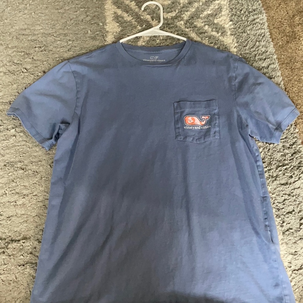 vineyard vines t shirt